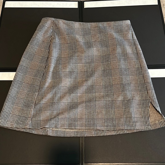 Dress Forum Mini Skirt SIZE SMALL - Picture 2 of 3